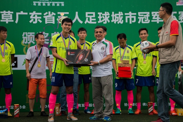 杨鸣愤怒冲进场内大骂裁判 连吃两T被驱逐出场