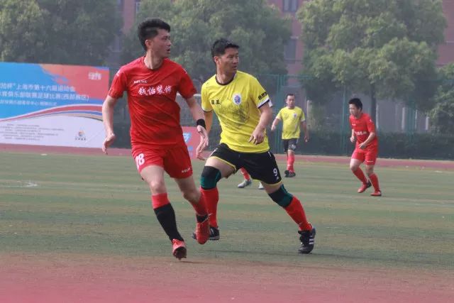 杨鸣愤怒冲进场内大骂裁判 连吃两T被驱逐出场